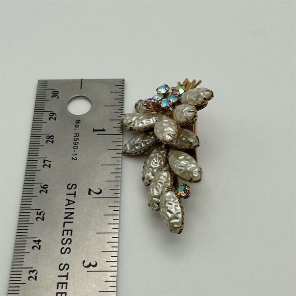 Beautiful Vintage Gold Tone Leaf Brooch Prong Set Faux Pearls & AB Rhinestones - Picture 4 of 9